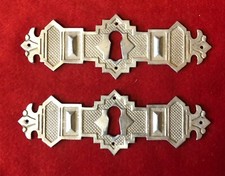 2 antike Möbelbeschläge um